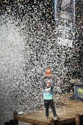 <p>
	Confetti rains down on Classic champ Chris Lane.</p>
