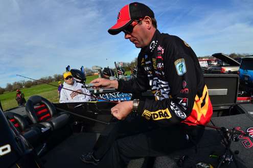 <p>
	Kevin VanDam blacks out the first few feet of his green braid so it's less visible in the water.</p>

