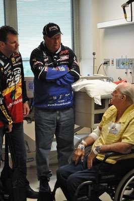 <p>
	Kevin VanDam and Denny Brauer talk fishing with 70-year-old Army veteran Bob Rourk.</p>
