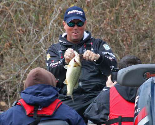 <p>
	Walker educates his students on the finer points of unhooking bass.</p>
