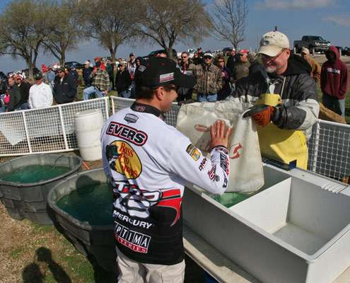 Edwin Evers picks up his bag from the bump table before weighing his fish.