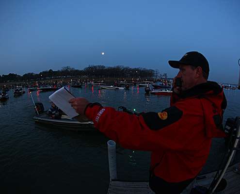 <p>
	Tournament Director Chris Bowes calls boat number one to the dock.</p>
