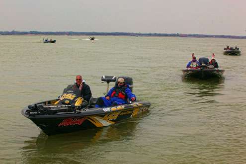 <p>
	Frank Scalish leads an early flight of boats to the Day One weigh-in.</p>
