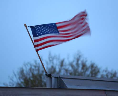 <p>
	The flag flaps violently in the increasing velocity of the wind.</p>
