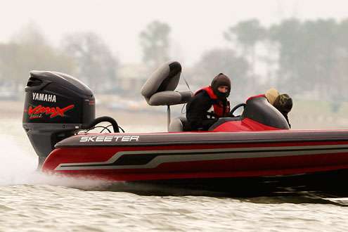 <p>
	Cold morning temperatures had boaters bundled up behind the windshield of their boats, while co-anglers ducked their heads to avoid the stinging wind.</p>
