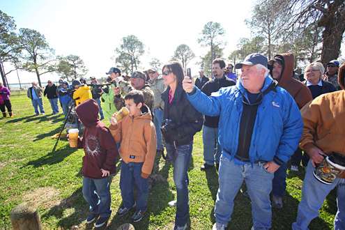 <p>
	Despite an unexpected tie breaker on Sunday, several spectators made their way out to Lewisville Lake Park for the final weigh-in.</p>
