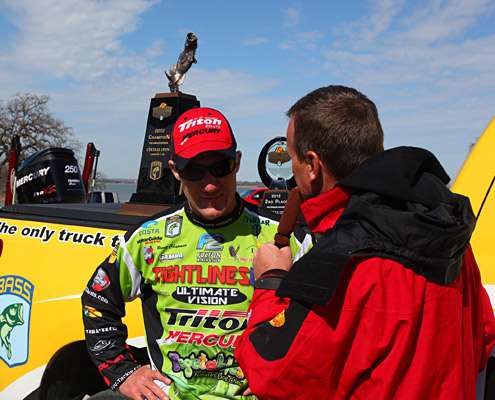 <p>
	Chris Bowes declares Brent Chapman the champion of the Bass Pro Shops Central Open No. 1 on Lewsiville Lake.</p>
