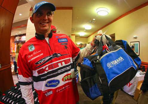 <p>
	Marty Robinson holds gift packs presented by Skeeter and Yamaha.</p>
