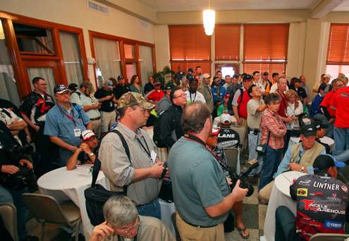 <p>
	 </p>
<p>
	Industry media crowded into the meeting room to interview the 49 Bassmaster Classic qualifiers. </p>
