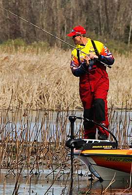 <p>
	Keith Combs watches for bedding fish after casting to a patch of hyacinth.</p>
