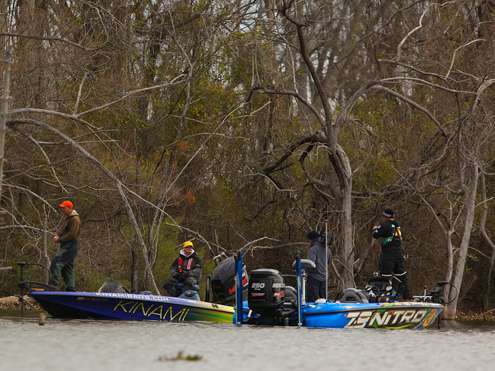 <p>
	Steve Kennedy and Ott Defoe fish past one another in a crowded backwater area. </p>
