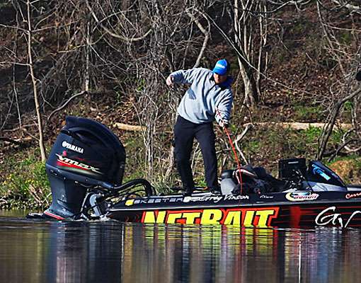 <p>
	Greg Vinson finally puts this solid bass alongside his boat.</p>
