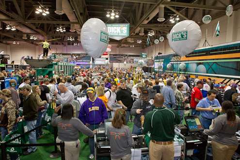 <p>
	Fans were elbow to elbow in the Dick's Sporting Goods booth; after all, the event was sponsored by Dickâs Sporting Goods.</p>
