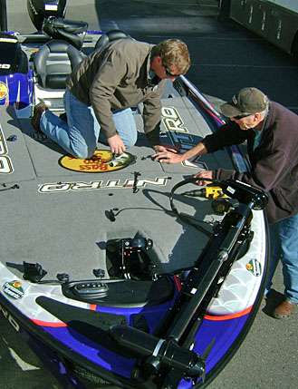 <p>
	 </p>
<p>
	College B.A.S.S. circuit director Hank Weldon gets some help from Danny Hampton installing rod straps on Upshawâs boat, which Weldon had picked up at the Bass Pro Shops Tracker Marine factory in Springfield, Mo.</p>
