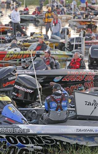 <p>
	Ish Monroe, Day One leader, gets his tackle ready while Elite Series anglers get in position to take off.</p>
