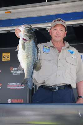 <p>
	Eddie Cox of South Carolina tied for big bass honors with a 7-7 largemouth.</p>
