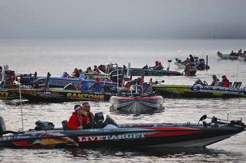 <p>
	Elite anglers position their boats to take off Thursday morning.</p>
