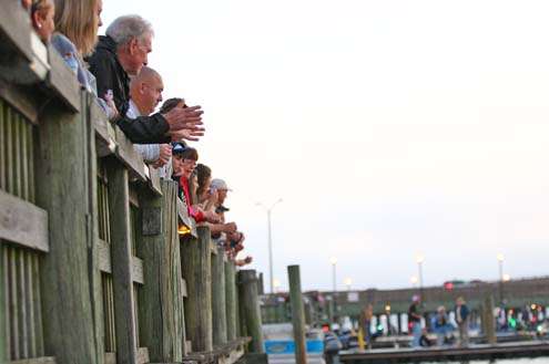 <p>
	Fans lined every dock watching the excitement of an Elite Series take off.</p>
