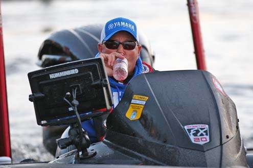 <p>
	Alton Jones gets a last minute drink before he idles past the take-off dock.</p>
