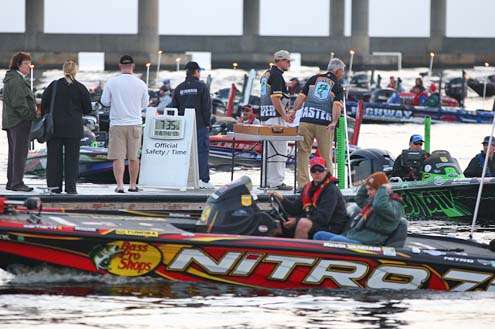 <p>
	Kevin VanDam passes the dock to get his take-off number before making his way to the check-out position.</p>
