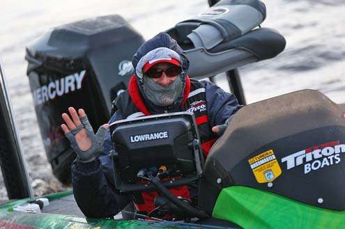 <p>
	Shaw Grigsby is bundled up for a cool morning at the start of the St. Johns River Showdown.</p>
