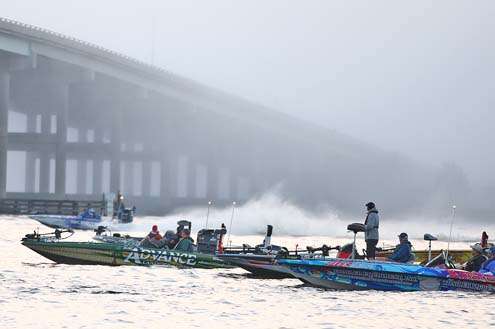 <p>
	As the last of the Elite Series anglers get into line, boats run past them at the start of the St. Johns River Showdown.</p>
