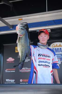 <p>
	Colby Flinn has the big bass honors of the tournament with this 9-5 largemouth.</p>
