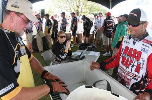 <p>
	After weighing in the largest bass on Day One, Greg Hackney watches as one of his Day Two fish has to be measured at the bump table to make sure itâs long enough.</p>
