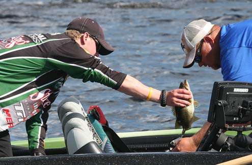 <p>
	Jonathon VanDam sacks one of his keepers on Day Two with the help of his Marshal.</p>
