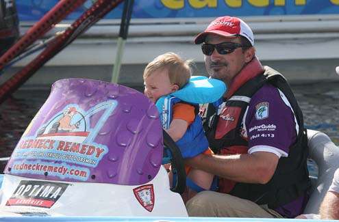 <p>
	Billy McCaghren gets some help driving his boat from his young son after the weigh-in Friday.</p>
