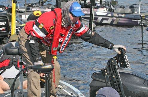 <p>
	Mark Menendez pushes his way into a spot on the dock Friday.</p>
