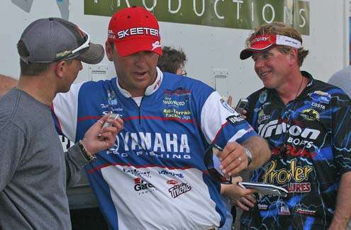 <p>
	Todd Faircloth and Rick Morris tell reporters their story behind the weigh-in stage.</p>

