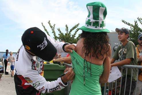 Edwin Evers signs the shirt of a fan celebrating St. Patrick's Day.