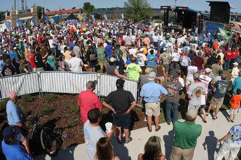 <p>
	A big crowd showed up for the final-day weigh-in at the St. Johns River Showdown.</p>
