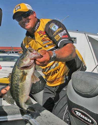 <p>
	Terry Scroggins shows off one of his largest fish on the final day.</p>
