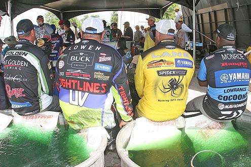 <p>
	The first four anglers in the weigh-in wait for the start, while taking a break by sitting on the edge of the holding tanks.</p>
