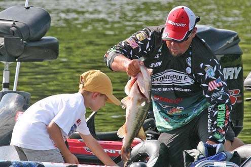 <p>
	A young fan asking for an autograph got more than he bargained for when Chris Lane also asked him to hold his bag while he transferred fish from livewell to weigh-in bag.</p>
