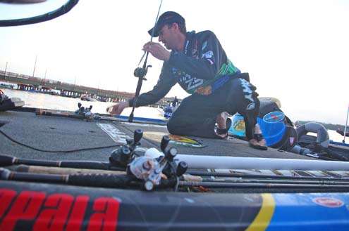 <p>
	2011 Bassmaster Elite Series Rookie of the Year Ott DeFoe gets his tackle ready for the start Day One of the St. Johns River Showdown.</p>
