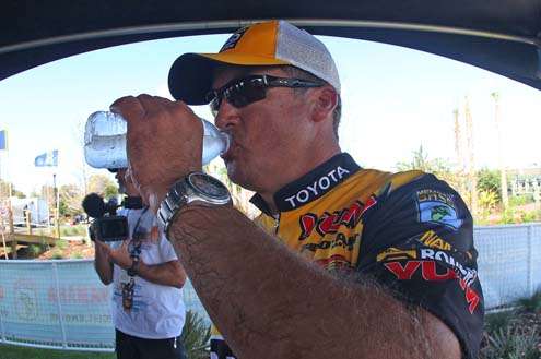 <p>
	Terry Scroggins downs a bottle of water after what he described as a âdisappointing day.â</p>
