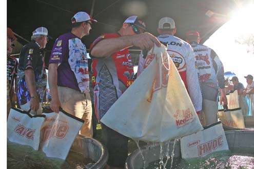<p>
	Britt Myers moves from one tank to the next in the weigh-in line.</p>

