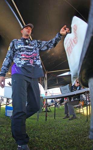 <p>
	Aaron Martens lifts his limit of largemouth into the holding tanks.</p>
