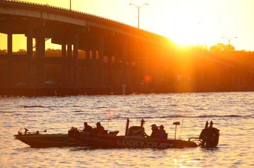 <p>
	The sun peeks over the horizon as the final boats get into position to take off.</p>
