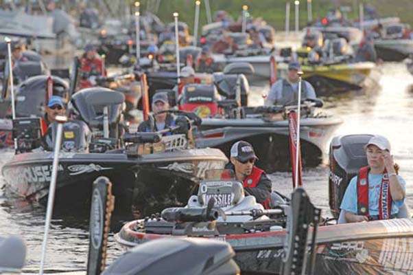<p>
	A long line of Elite angler boats get into position to take off.</p>
