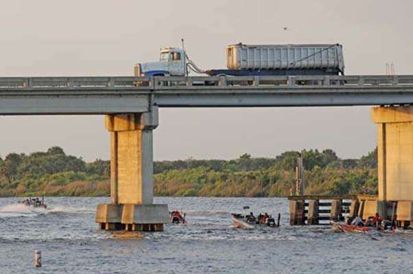 <p>
	Boats start taking off at the Highway 98 bridge in the Kissimmee River as a truck full of oranges passes overhead.</p>
