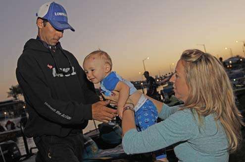 <p>
	Michael Iaconelli reaches for his son, Vegas, while waiting for the take-off.</p>
