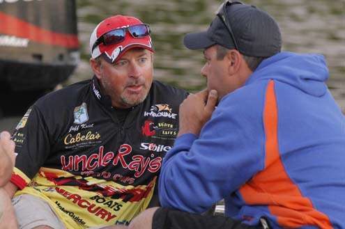 <p>
	Jeff Kriet explains to Mark Zona how he has been catching his fish all week.</p>
