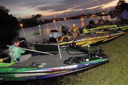 <p>
	Final-day competitors line their boats on the bank to get ready for the day.</p>
