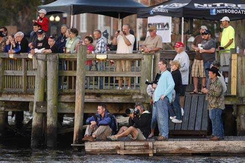 <p>
	 </p>
<p>
	Fans line the boardwalk for the take-off in Palatka, Fla.</p>
