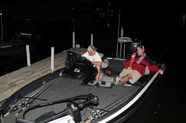 <p>
	Jeff Green of South Carolina and his co-angler partner, Rodney Yavorsky of Florida, get in line.</p>
