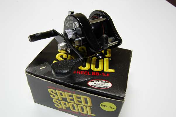 <p>
	<strong>Lew's BB-1LE </strong></p>
<p>
	Lewâs Speed Spools were a popular item in fishing tackle displays across the country, looking sharp and stylish in their black boxes with red and yellow. Many retailers kept a âtestâ model on the counter top, just so anglers could see how smooth the reels felt while cranking. They also liked to point out the comfort of the flat âpaddleâ handles, something that differed from the round knobs common of the time.</p>
